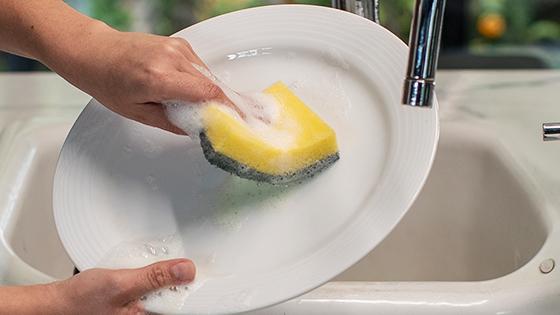 Limpia platos y sartenes con una sola fibra. 