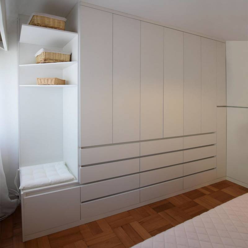 JUST HOME COLLECTION - Closet con instalación color Blanco a media entre 490x55x240cm.