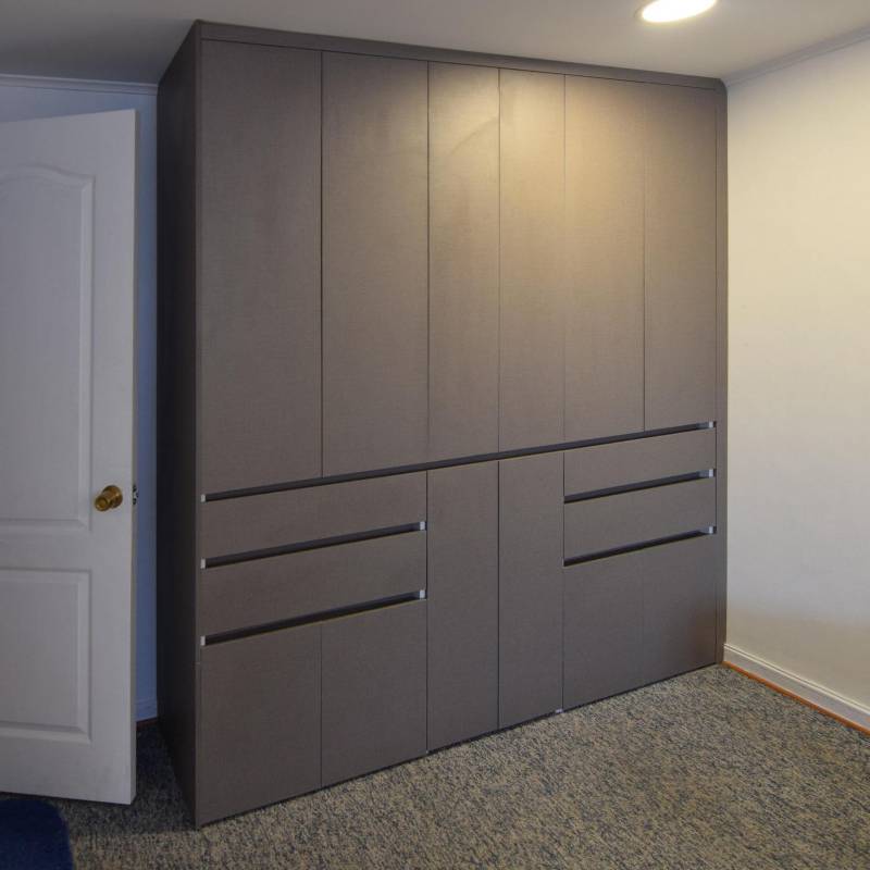 JUST HOME COLLECTION - Closet con instalación color Seda Note a media entre 250x55x240cm.