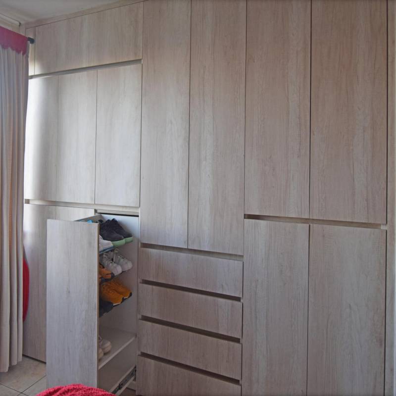 JUST HOME COLLECTION - Closet con instalación color Toscana a media entre 290x55x240cm.